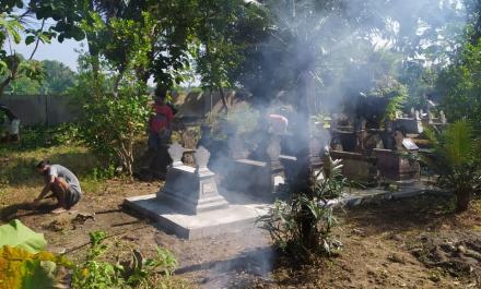 Bersih- Bersih Makam di Nglembu